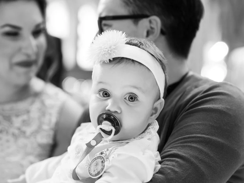 Kind und Eltern während eines ruhigen Moments in der Kirche