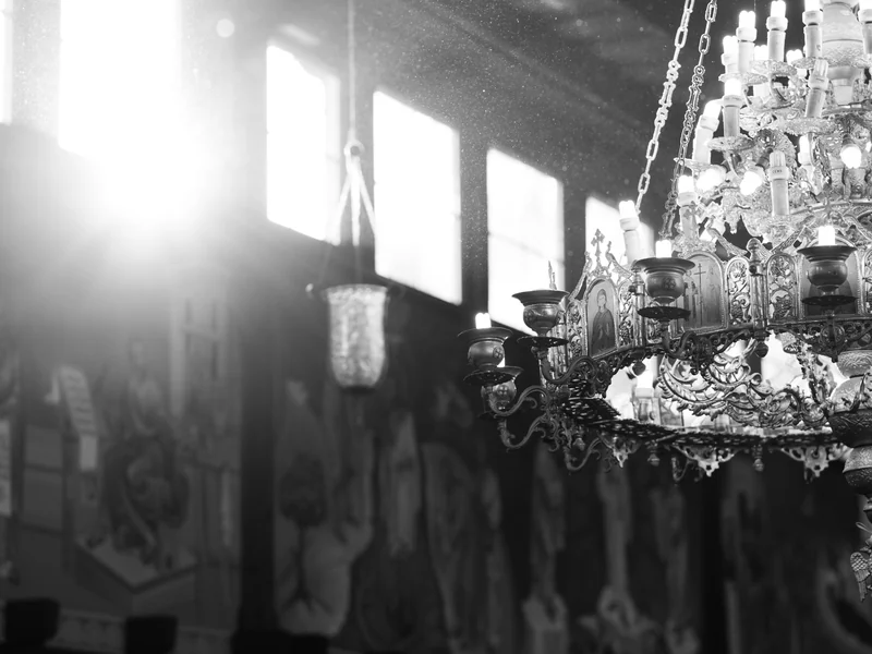 Kirchenraum mit einfallendem Licht und einem Weihrauchfass
