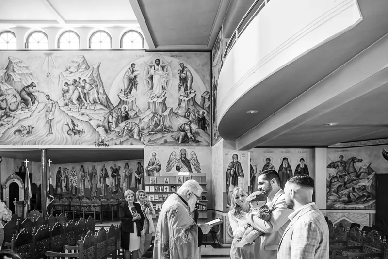 Familie mit Priester im Innenraum der Kirche Hll. Apostel Petrus und Paulus in Stuttgart-Feuerbach - Taufe Fotograf Stuttgart