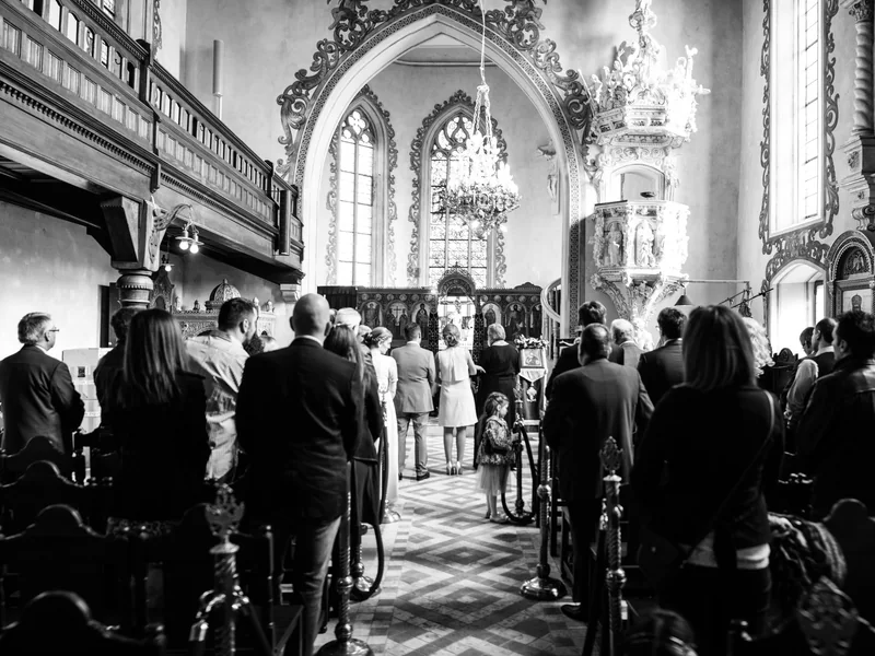 Taufgesellschaft im hellen Innenraum der Kirche Hll. Konstantin und Helena in Waiblingen - Taufe Fotograf Waiblingen