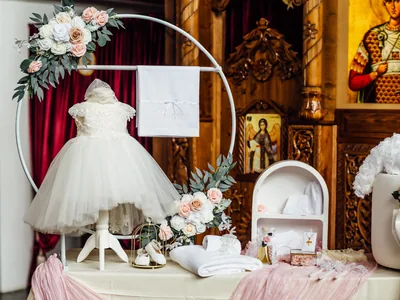 Taufkleid, Schuhe und vorbereitete Taufdetails vor der Ikonostase in Rüsselsheim