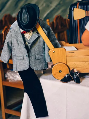 T&auml;ufling wird liebevoll angezogen - Taufe Fotograf Stuttgart