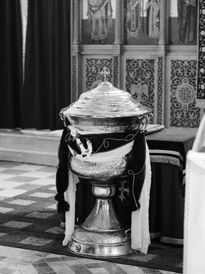 Gro&szlig;mutter hilft beim Anziehen - Taufe Fotograf Stuttgart