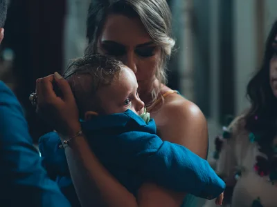 Eltern mit Baby nach der Taufe - Taufe Fotografie Esslingen