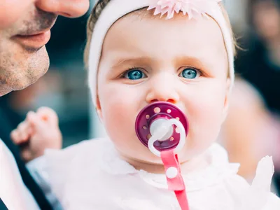 Familie vor der Kirche - Taufportrait Stuttgart