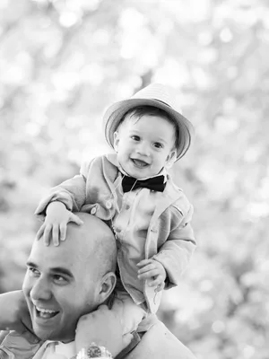 T&auml;ufling l&auml;chelt in die Kamera - Taufe Fotograf Ludwigsburg