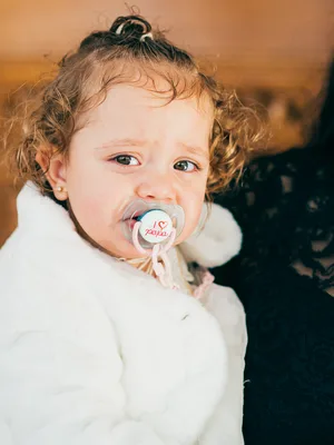 T&auml;ufling mit Taufkreuz - Taufe Fotografie Stuttgart