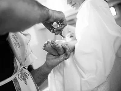 Emotionaler Moment bei der Taufe - Taufe Fotograf Ludwigsburg