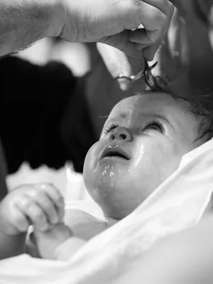 Salbung bei der Taufe - Taufe Fotograf Ludwigsburg