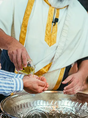 Paten halten den T&auml;ufling - Taufe Fotografie Stuttgart