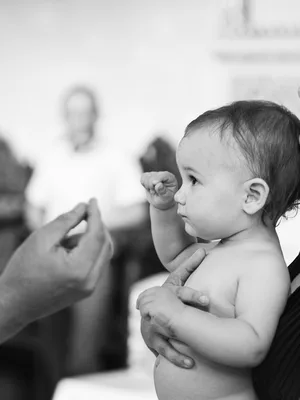 Priester bei der &Ouml;lung - orthodoxe Taufe Ludwigsburg