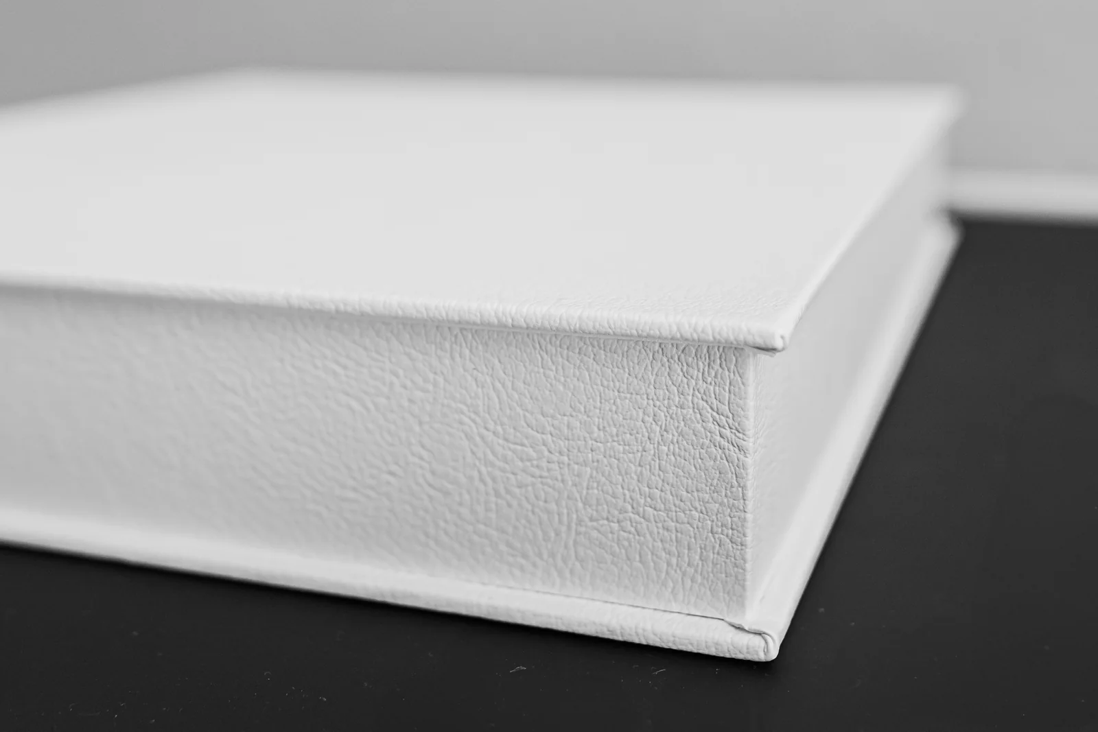 Weiße Aufbewahrungsbox mit fein strukturierter Oberfläche