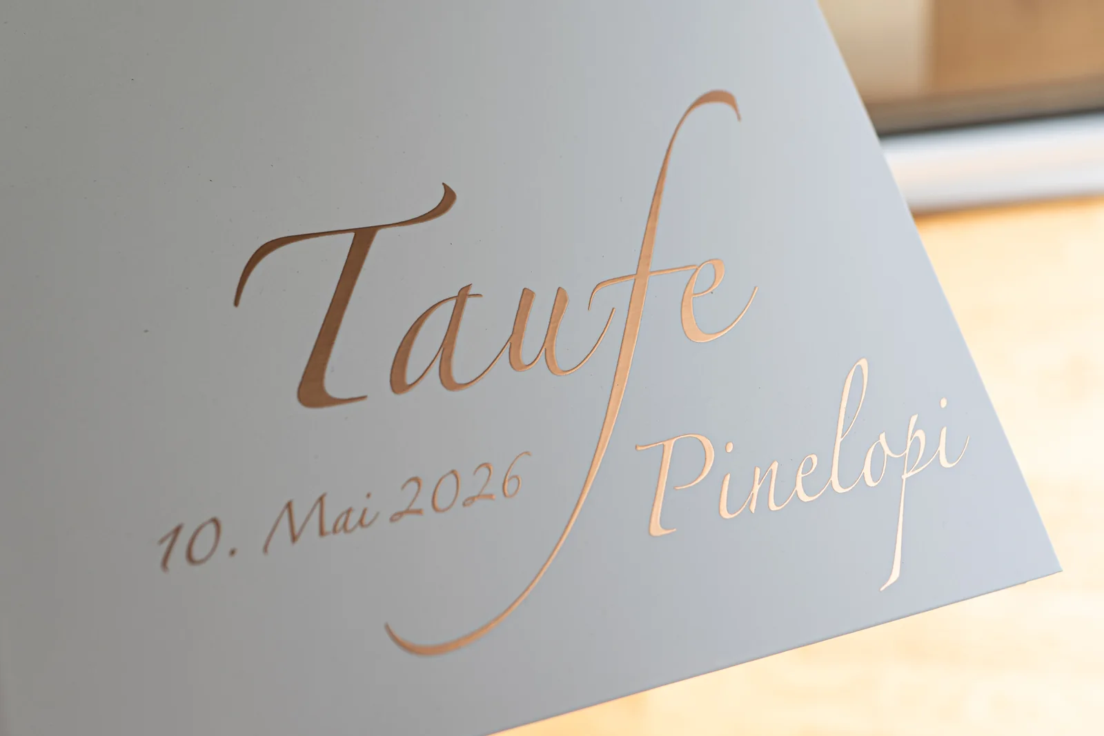 Matt-weißes Taufalbum mit personalisierter Schrift in Roségold