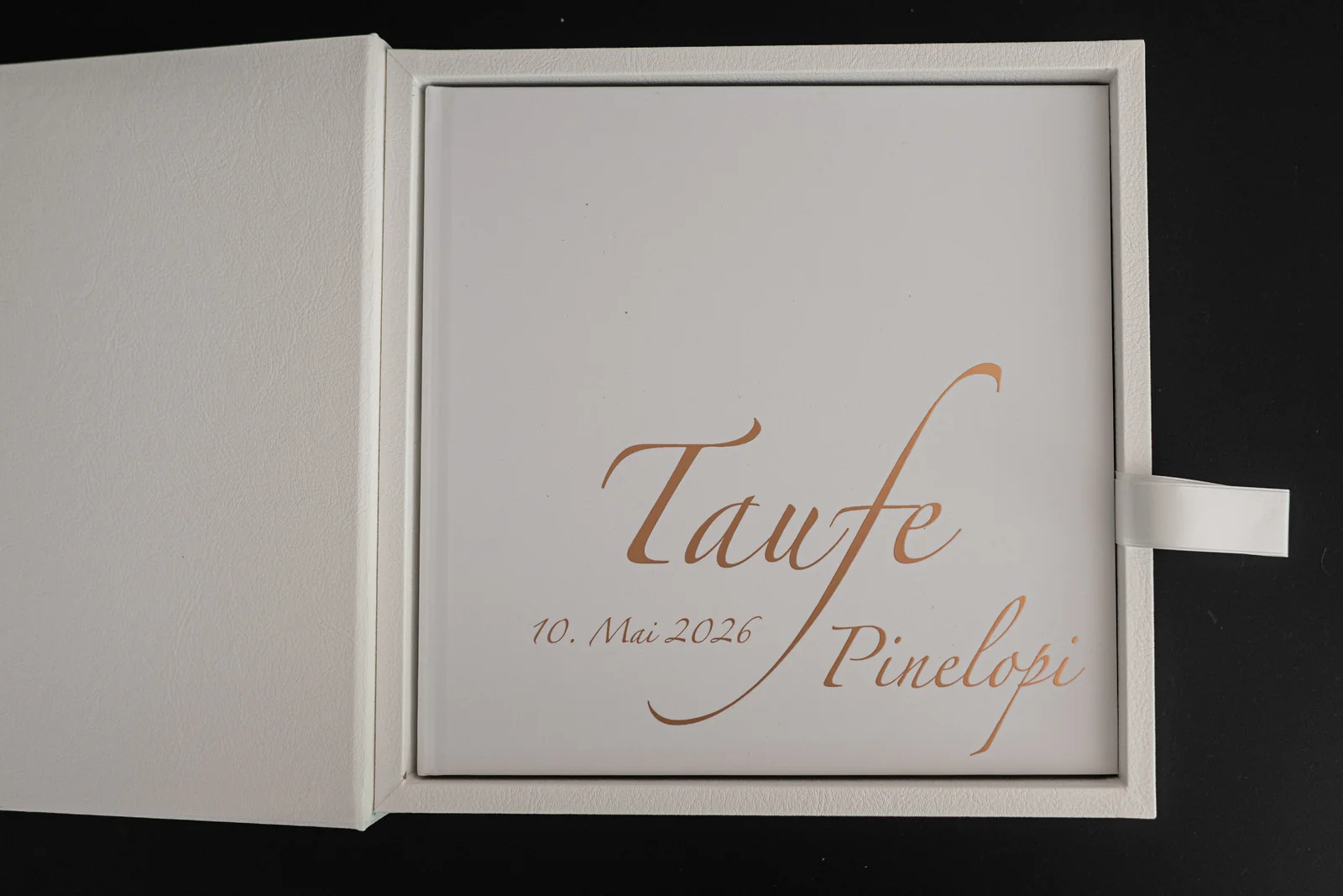 Personalisiertes Taufalbum in geöffneter Aufbewahrungsbox