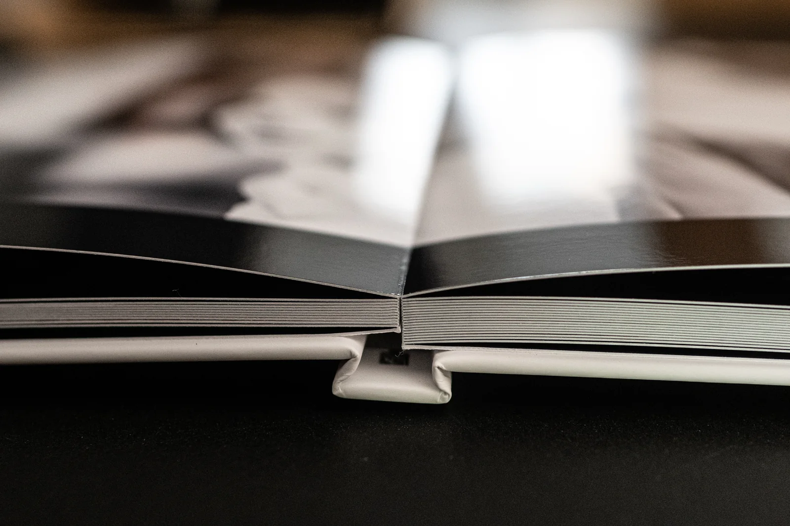 Layflat-Bindung und Fotopapier eines Taufalbums