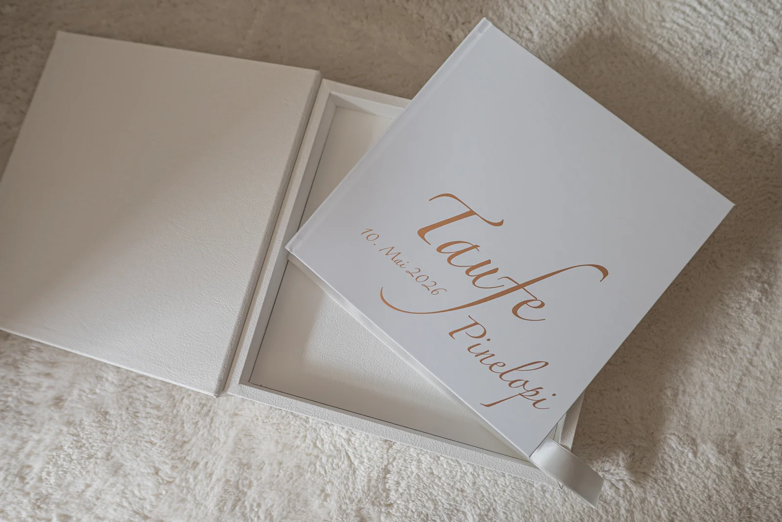 Personalisiertes Taufalbum mit geöffneter weißer Aufbewahrungsbox