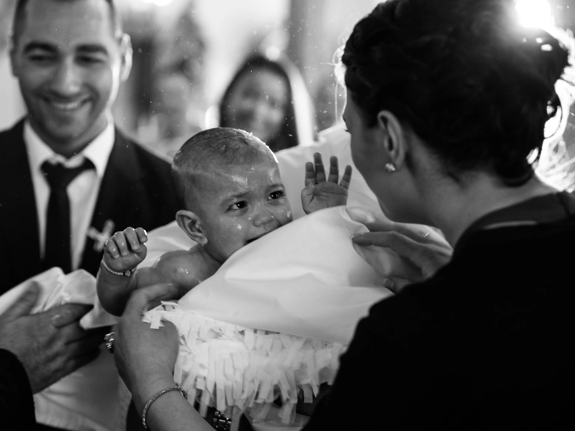 Baby nach der orthodoxen Taufe im Taufkleid - Taufe Fotograf Stuttgart