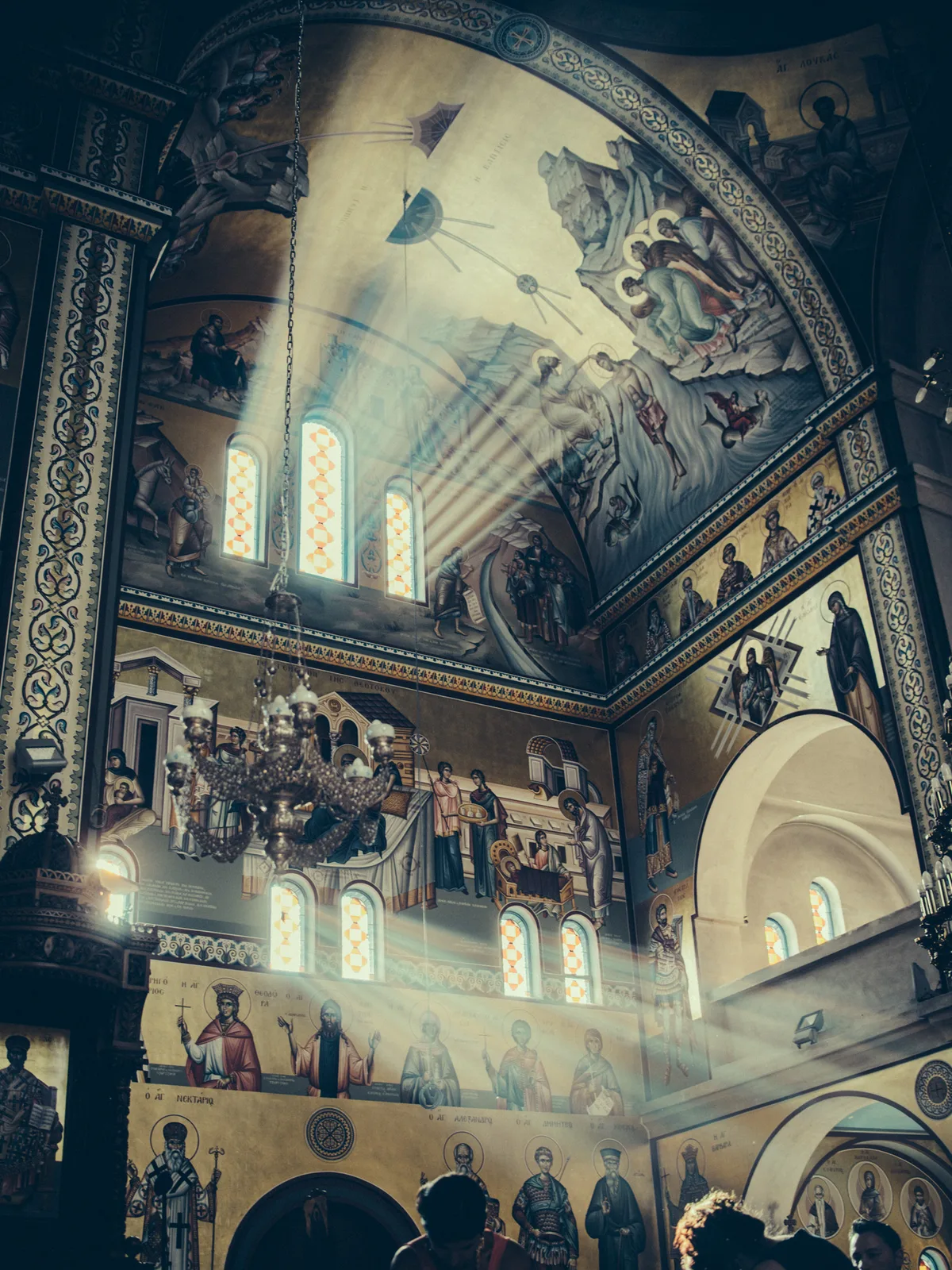 Griechisch-orthodoxe Kirche Esslingen von innen mit Ikonostase und Sonnenlicht - Taufe Fotograf Esslingen
