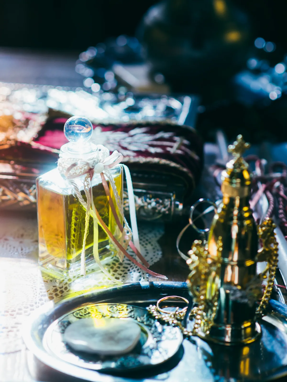 Geweihtes Olivenöl und liturgische Gegenstände bei orthodoxer Taufe - Taufe Fotograf Esslingen