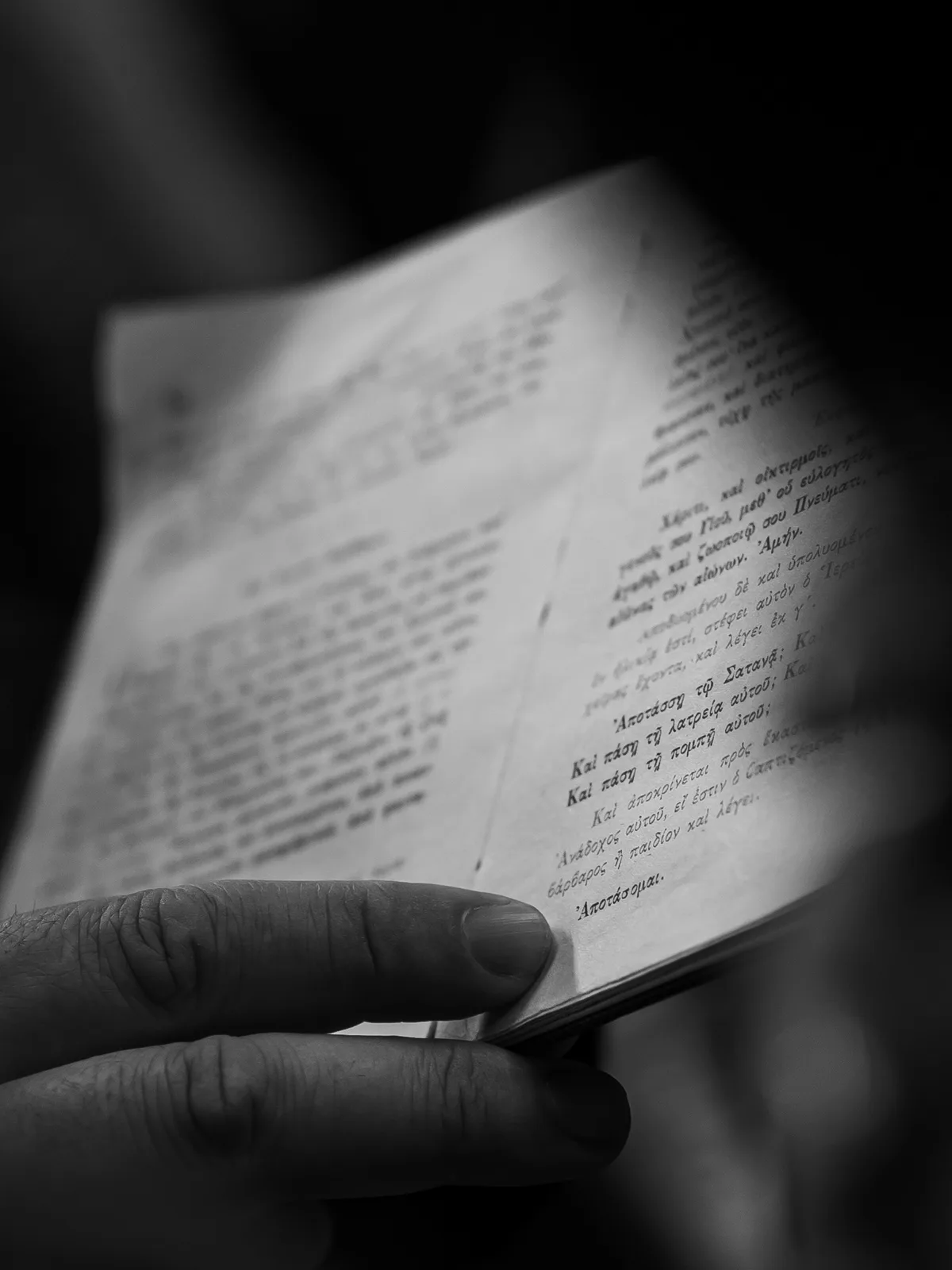 Griechisches Gebetsbuch mit Apotaxia-Text bei orthodoxer Taufe - Taufe Fotograf Stuttgart