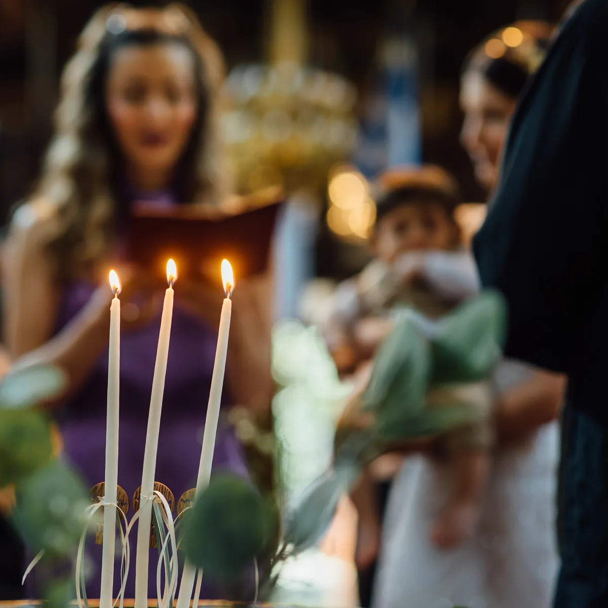 Taufkerzen und Familie beim Glaubensbekenntnis bei orthodoxer Taufe - Taufe Fotograf Stuttgart