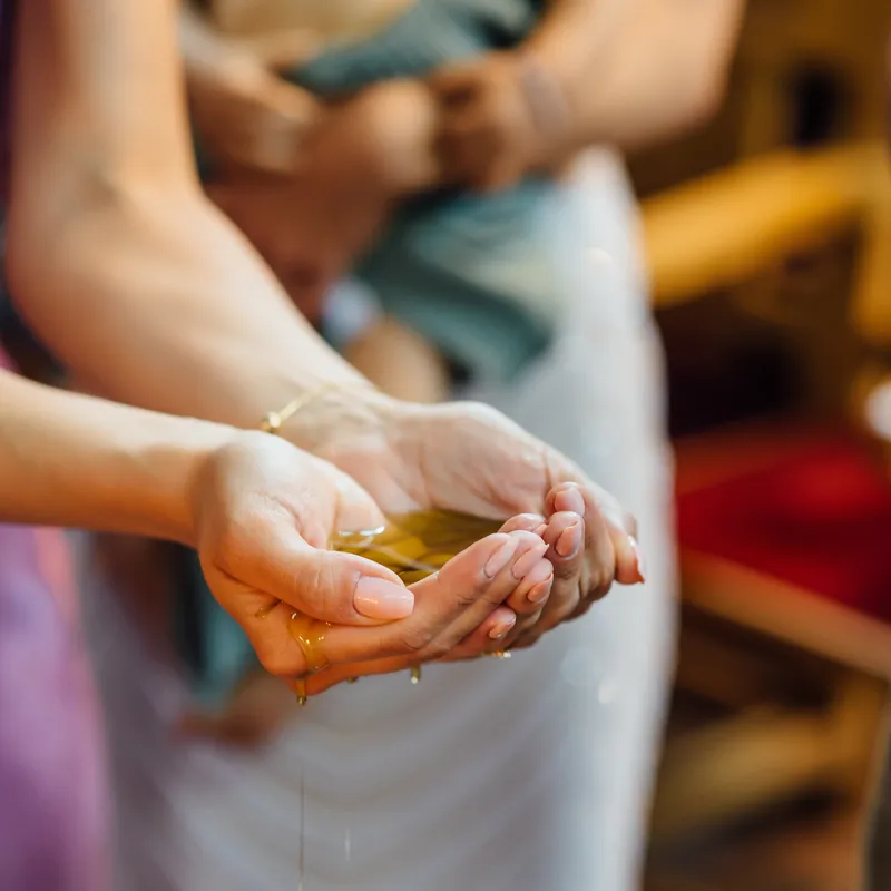 Hände mit geweihtem Olivenöl bei der Ölung vor der orthodoxen Taufe - Taufe Fotograf Stuttgart