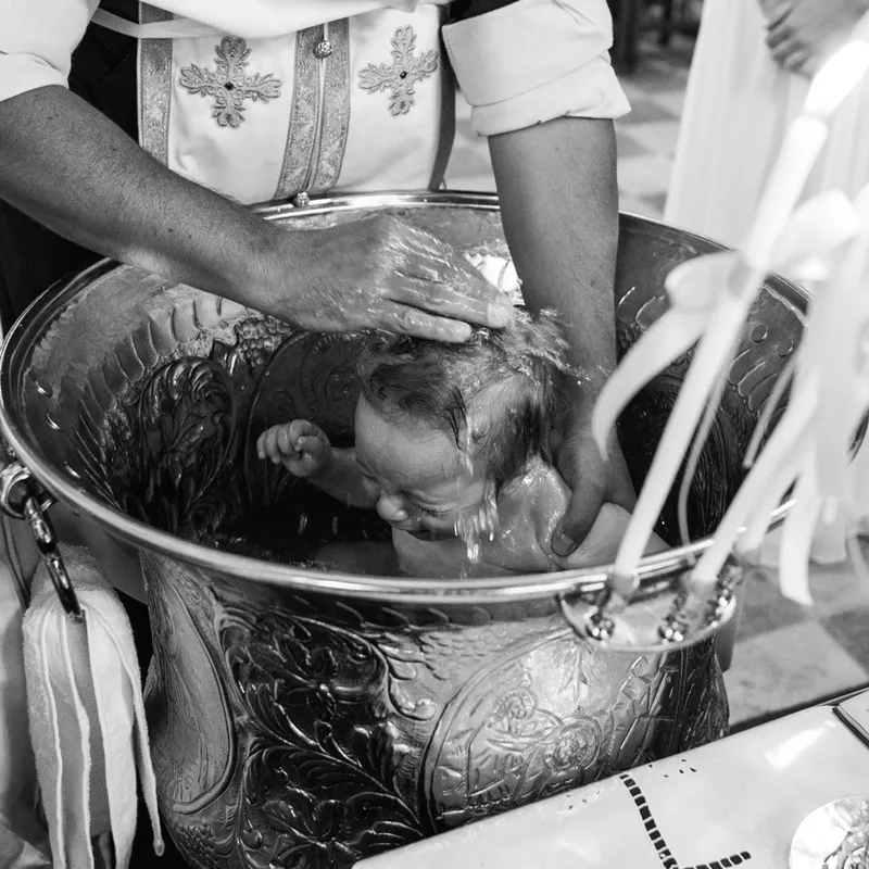 Erster Tauchgang im Namen des Vaters bei orthodoxer Taufe - Taufe Fotograf Stuttgart