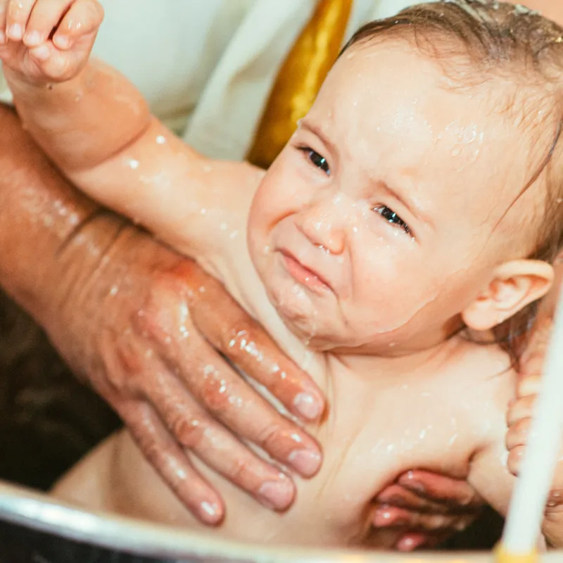 Zweiter Tauchgang im Namen des Sohnes bei orthodoxer Taufe - Taufe Fotograf Esslingen