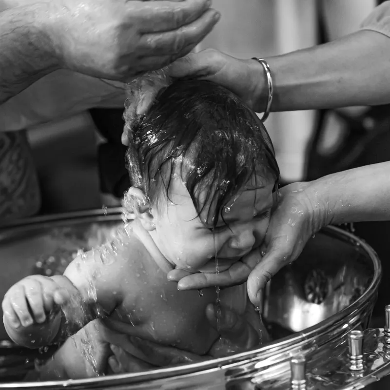 Dritter Tauchgang im Namen des Heiligen Geistes bei orthodoxer Taufe - Taufe Fotograf Stuttgart