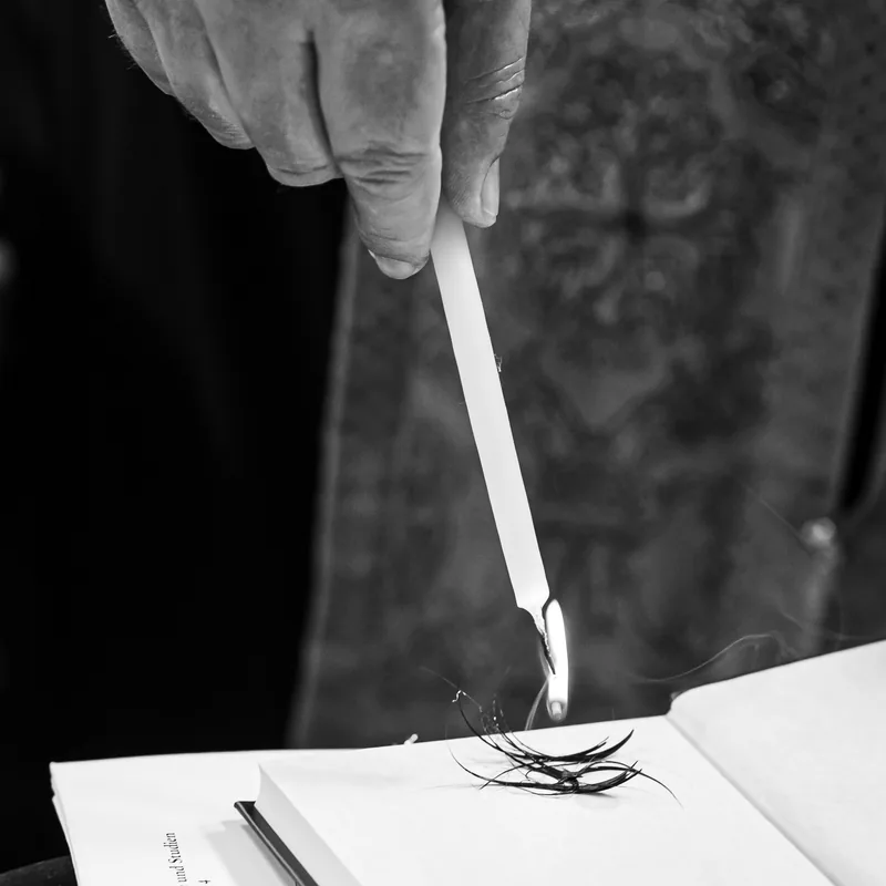 Abgeschnittene Haarsträhnen bei der Tonsur einer orthodoxen Taufe