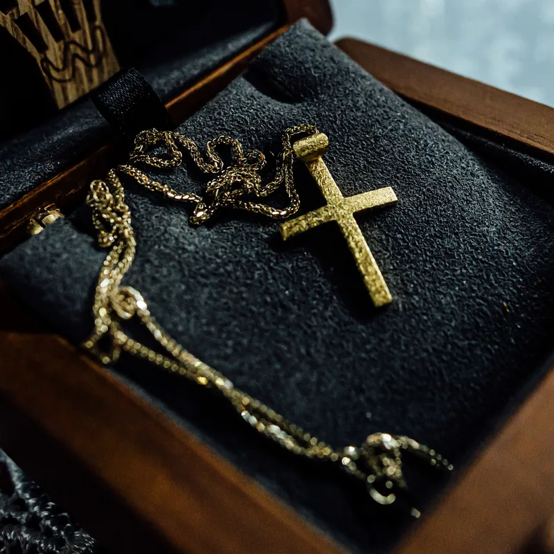 Goldenes Taufkreuz mit Kette in Holzbox bei orthodoxer Taufe - Taufe Fotograf Esslingen