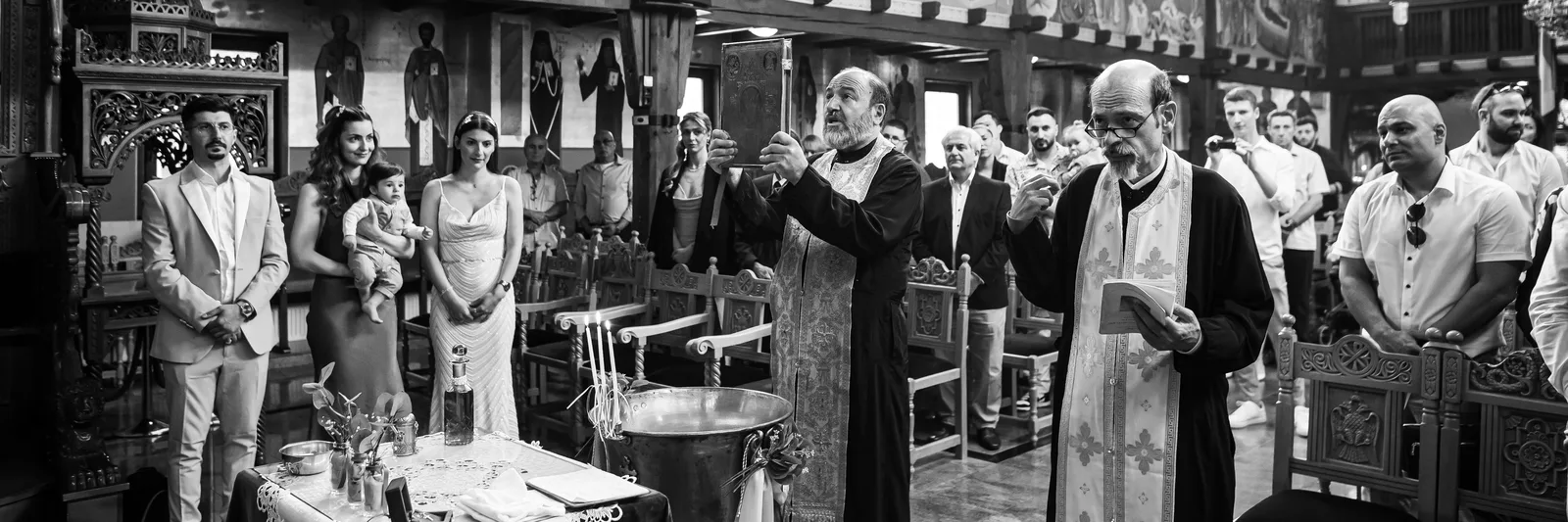 Dreimalige Prozession um das Taufbecken bei orthodoxer Taufe - Taufe Fotograf Stuttgart