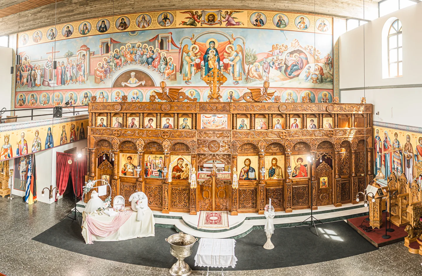 Weiter Innenraum der Kreuzerhöhungskirche Rüsselsheim mit Ikonostase und Taufbecken